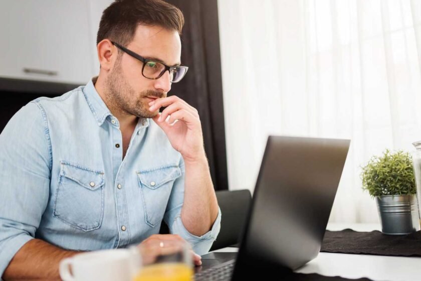 Mon mari regarde d'autres femmes sur internet